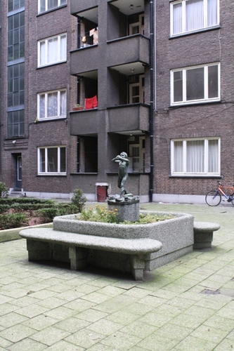 Antwerpen complex Fierens binnenkoer beeldje