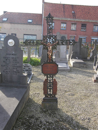 Koekelare Bovekerkestraat zonder nummer ijzeren kruis op het kerkhof bij de Sint-Gertrudiskerk