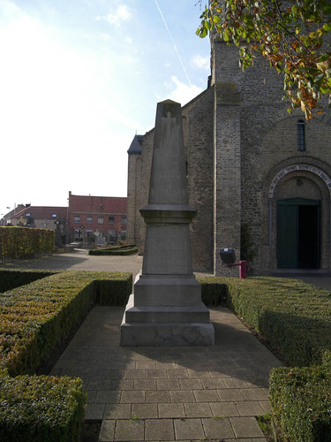 Koekelare Bovekerkestraat zonder nummer gedenkteken op het kerkhof bij de Sint-Gertrudiskerk