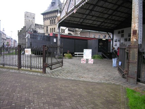 Antwerpen hekwerk met poort aan afdak 22-23, Jordaenskaai