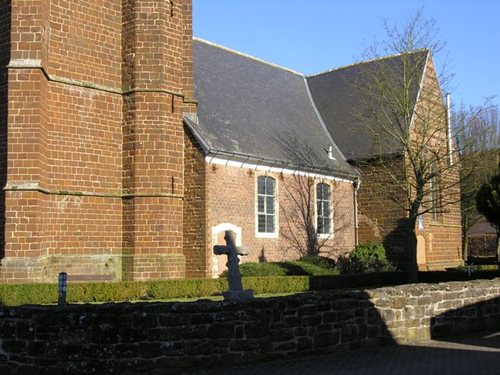 Parochiekerk Sint-Pieter met kerkhof