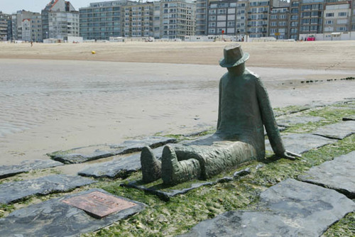 Knokke-Heist Zeedijk - Het Zoute zonder nummer Beeld La Mer, ce grand sculpteur