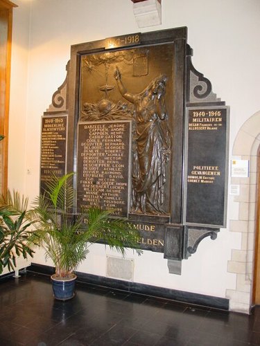 Diksmuide: Stadhuis: gedenkplaat burgerlijke en militaire slachtoffers Eerste en Tweede Wereldoorlog