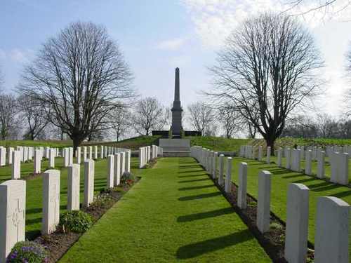 Boezinge: Essex Farm Cemetery: zicht op gedenkzuil 49th West-Riding Division