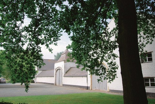 Het neerhof van Kasteel van Impde met de 1673 gedateerde poort- en duiventoren