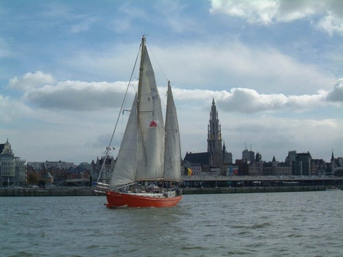 De Williwaw onder zeil op de Schelde voor Antwerpen