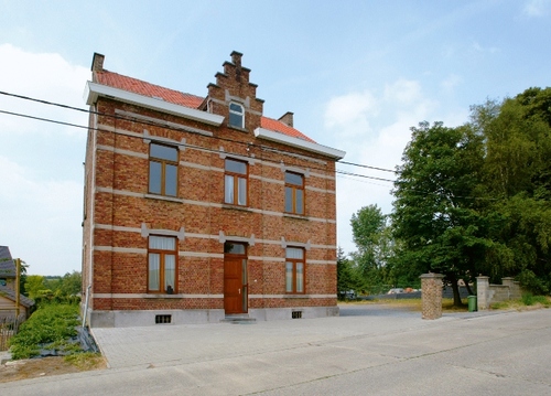 Voormalig gemeentehuis van Mettekoven,  het voortuinhek verdween in 2006