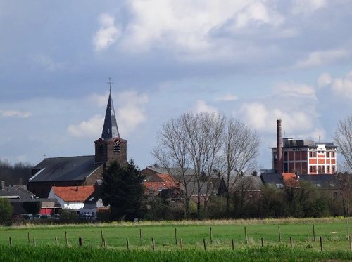 Rotselaar Zicht met links de kerk en rechts brouwerij Mena