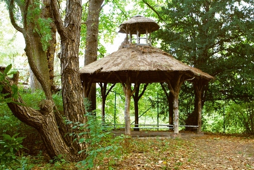 Het rustieke paviljoen in het park van de ursulinen