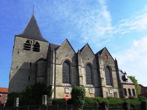 Foto van Parochiekerk Sint-Servatius met oud kerkhof en omheiningsmuur