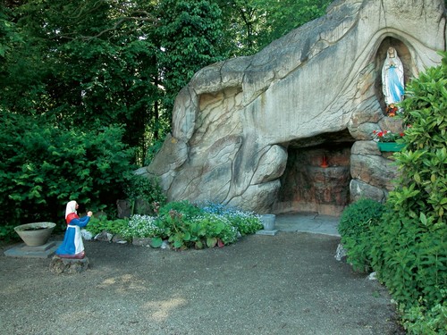 De Lourdesgrot in het voormalig kasteelpark van Stevoort, gebouwd van kunstmatige rotsen.