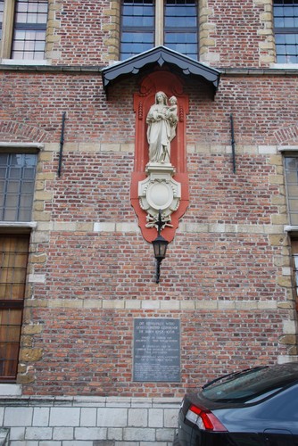 Antwerpen Lange Nieuwstraat Beeld Onze-Lieve-Vrouw met kind in het Sint-Niklaasgodshuis