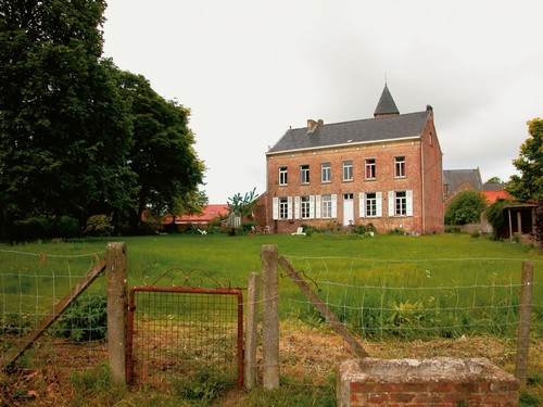 De rond 1837 gebouwde pastorie van Bellingen met enkele oude bomen, relicten van de oorspronkelijke aanleg, in 2004 gerooid