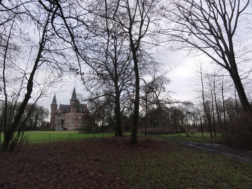 doorkijk in het kasteeldomein van Vlamertinge