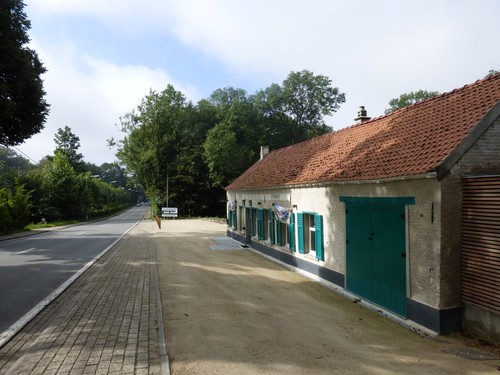 bewaard café De Koekoek langsheen de Edingsesteenweg, een voormalige Romeinse hoofdweg tussen Bavai en Asse