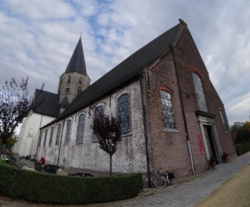 Assenede Dorp zonder nummer Noordwestzijde van parochiekerk Onze-Lieve-Vrouw Hemelvaart