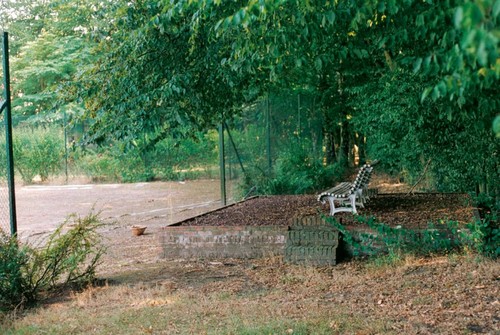 Het verhoogd terras met zitbank bij het tennisveld van Bleuterveld