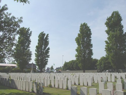 Ramskapelle: Ramscappelle Road Military Cemetery: Cross of sacrifice