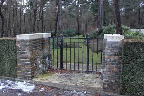 Kasterlee Geelsebaan zonder nummer toegangshekken militaire begraafplaats