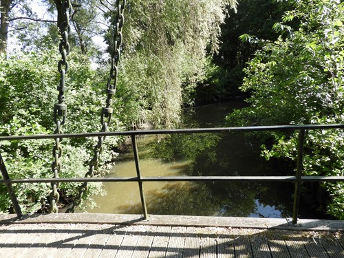 Aalst Herdersem de oude sasbrug op een nieuwe locatie nabij de voet van de nieuwe brug en nabij de afgesneden dendermeanders