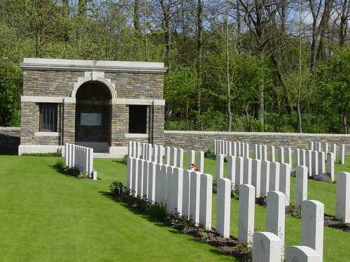 Ieper: Menin Road South Military Cemetery: schuilgebouw