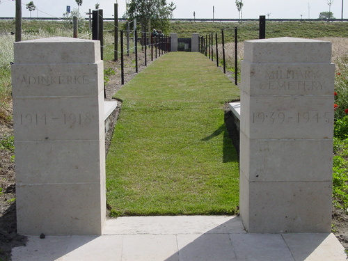 De Panne: Adinkerke Military Cemetery: Toegang