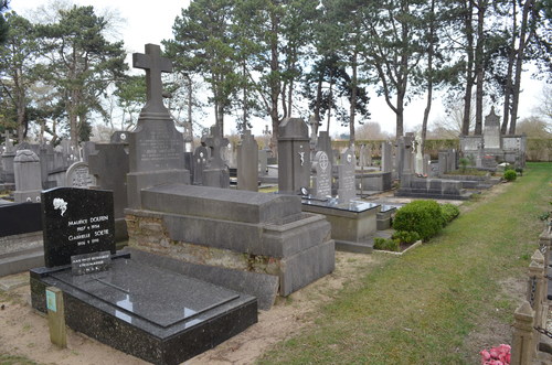 Belgische militaire graven en Oostduinkerke Communal Cemetery