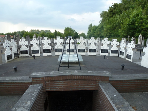 Zonnebeke Zonnebeke BP Roeselarestraat begraafplaats&crypte (8)