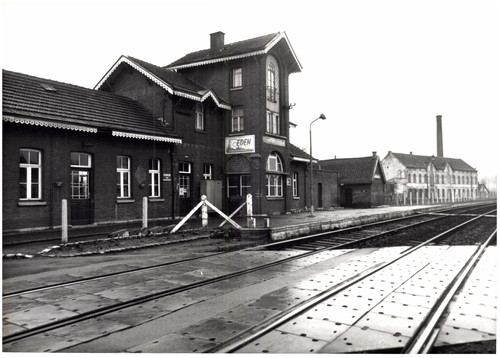 Station Zandbergen met op de achtergrond kartonfabriek De Clercq
