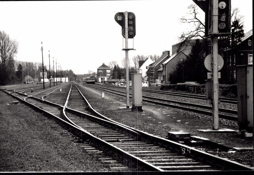 Foto van Station van Neerpelt met stationsgebouw, lampisterie, seinhuizen en wisselhendels, meer bepaald de lampisterie en de wisselhendels