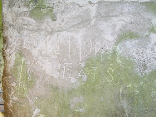 Oostduinkerke: Kinderlaan: geallieerde betonconstr: inscriptie