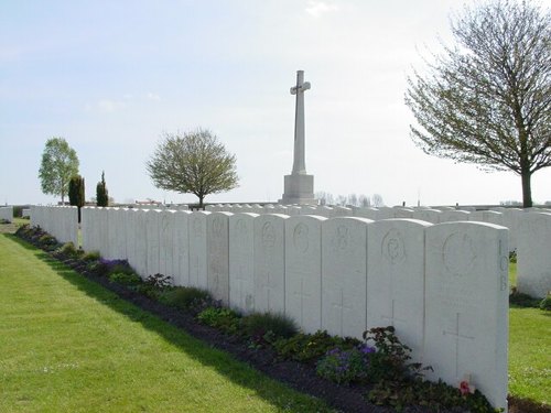 Proven: Mendinghem British Cemetery: grafstenen en cross of sacrifice