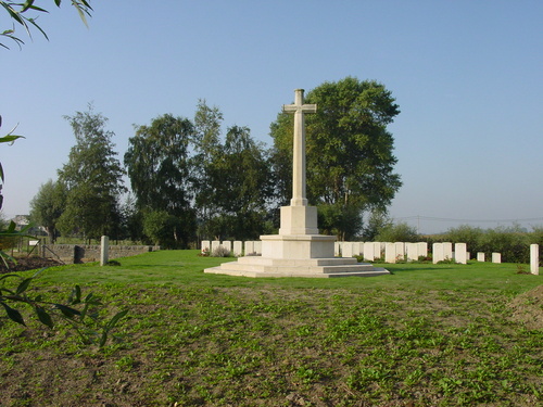 Reningelst: Grootebeek British Cemetery: Cross of sacrifice met grafstenen