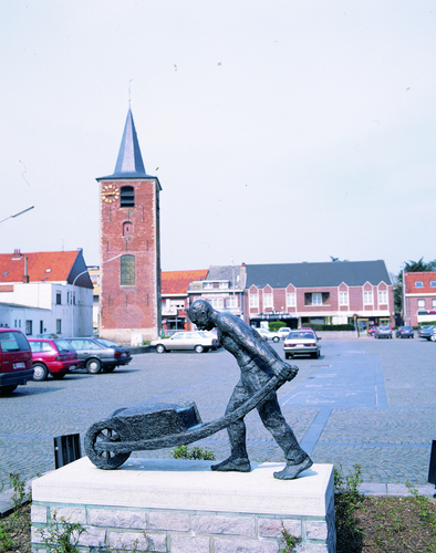 Het standbeeldje van de 'Zandjan' met op de achtergrond de toren van de Sint-Michielskerk