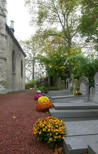 Ommuurd kerkhof van de parochiekerk Sint-Pieter te Sint-Pieters-Leeuw