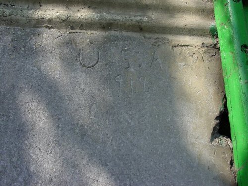 Poperinge: Helleketelweg: Amerikaanse mitrailleurspost: inscriptie