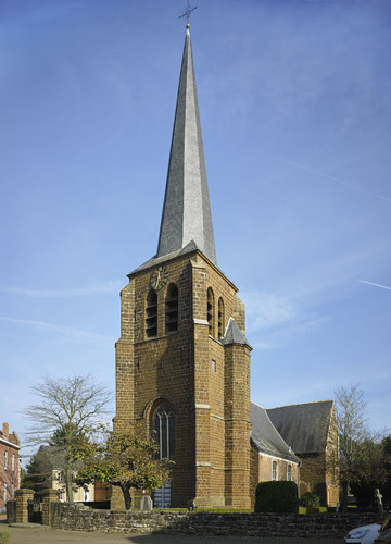 Parochiekerk Sint-Pieter met kerkhof