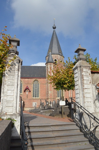 Parochiekerk Sint-Michiel, Cornelius en Ghislenus met kerkhof