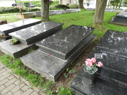 Parochiekerk Onze-Lieve-Vrouw van Lourdes: kerkhof