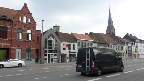 Kortrijk Brugsestraat zicht op schutterstoren en Sint-Elooiskerk