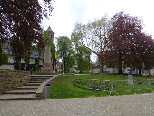 Ronse Sint-Martensstraat oorlogsgedenkteken en zicht op kerk