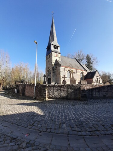 Parochiekerk Sint-Mattheus met kerkhof