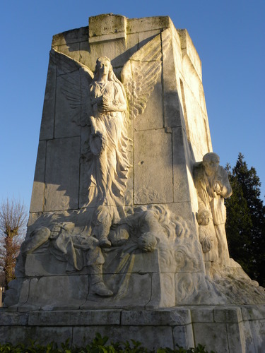 Oorlogsgedenkteken op stedelijke begraafplaats